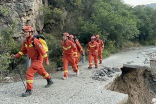 都是球迷？体坛：中国驻阿联酋使馆领导专程观看国足热身赛